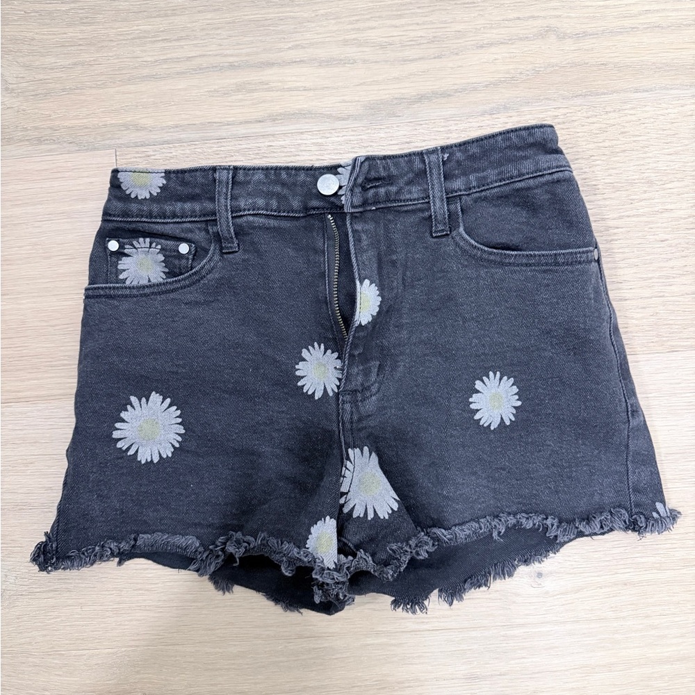 Tinseltown Black Daisy-Print Frayed Hem Jean Shorts